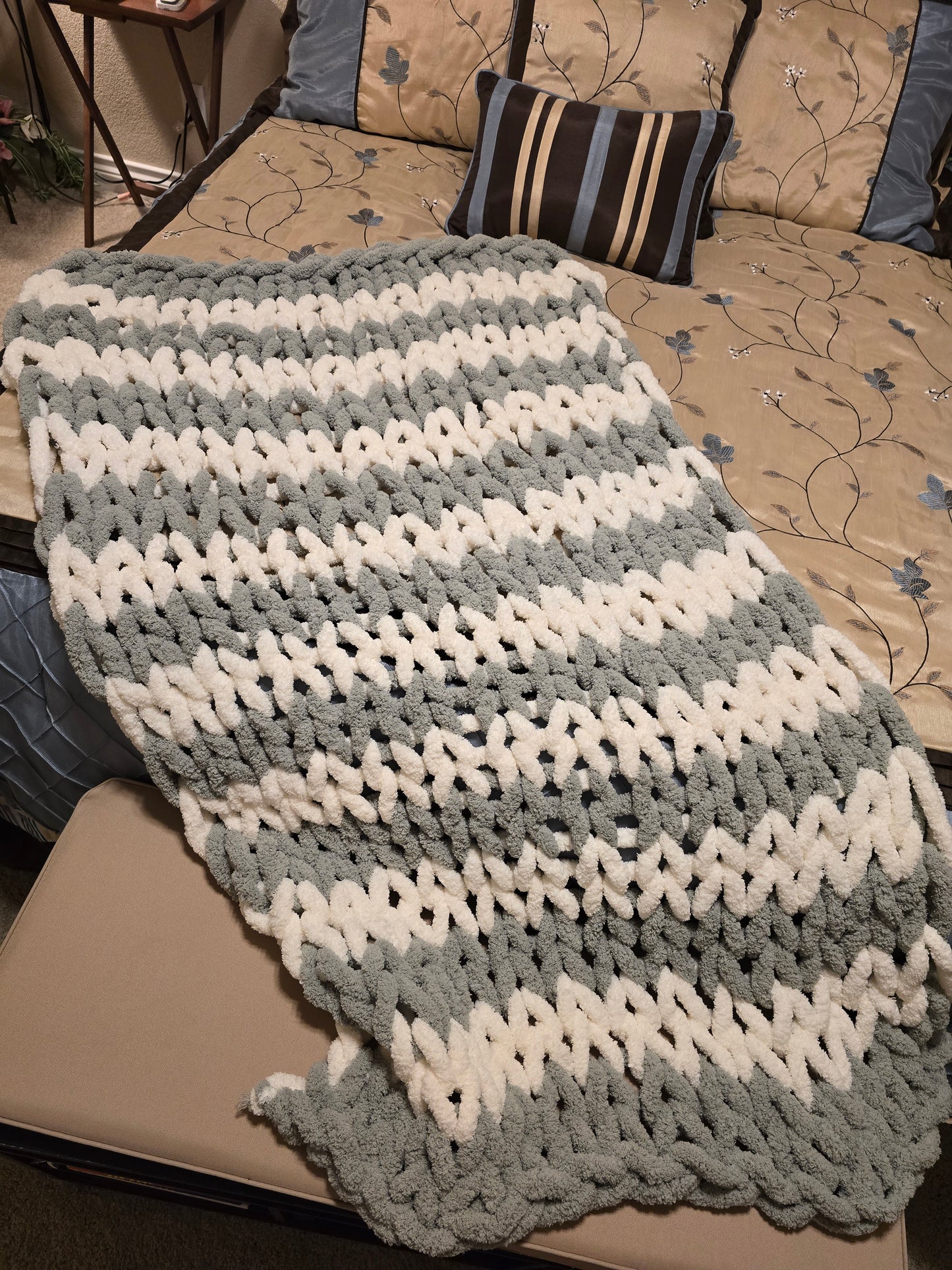 Adult Chunky Green and White Blanket 35"x50"